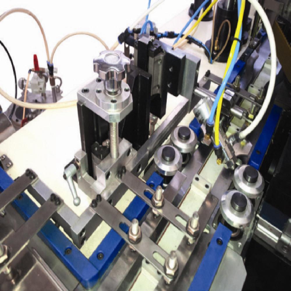 Round Card Board Assembling Machine with Bottom Board Punching & Inserting Device